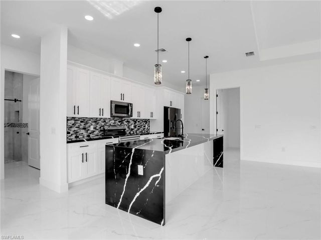 2221 Robert AVE, Alva, FL 33920