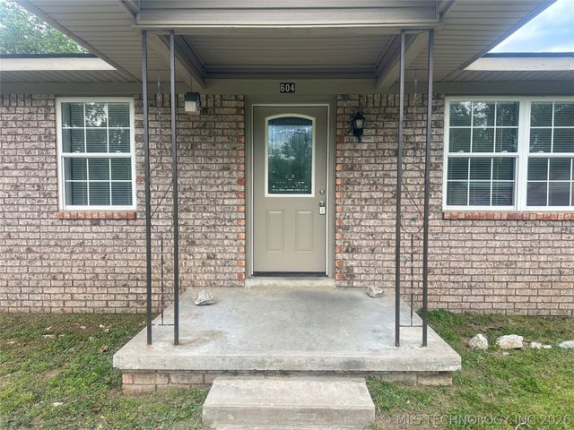 604 S 1st Street, Henryetta, OK 74437