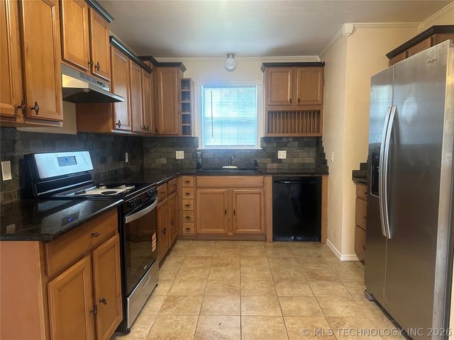 604 S 1st Street, Henryetta, OK 74437