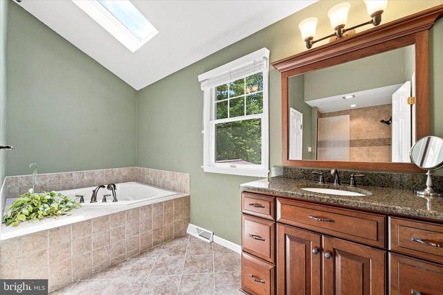 6 JOANNA DR, Malvern, PA 19355