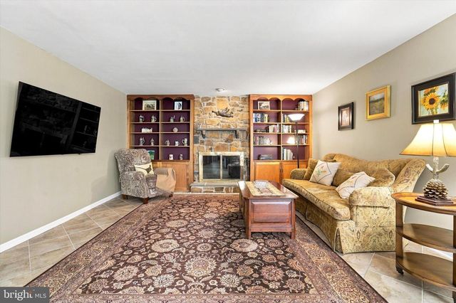 6 JOANNA DR, Malvern, PA 19355
