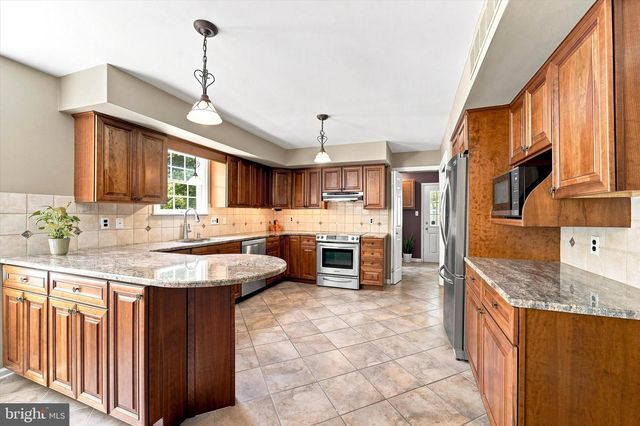 6 JOANNA DR, Malvern, PA 19355