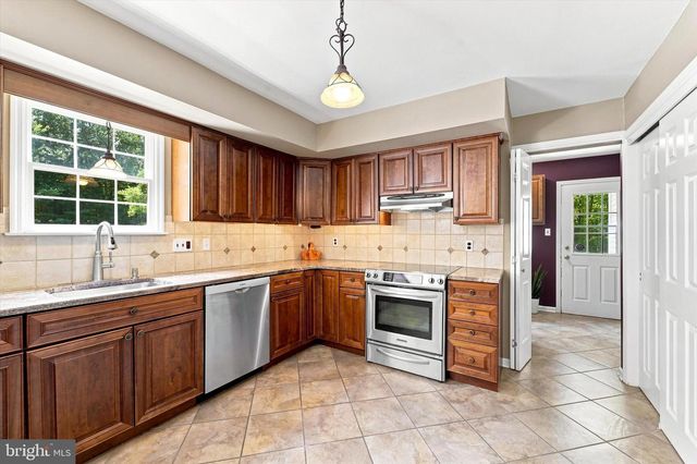 6 JOANNA DR, Malvern, PA 19355