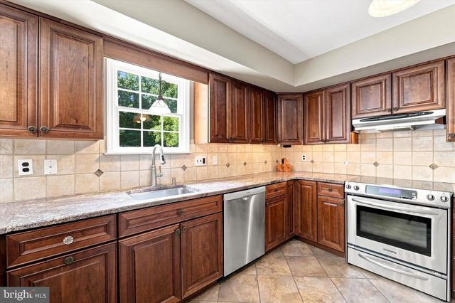 6 JOANNA DR, Malvern, PA 19355