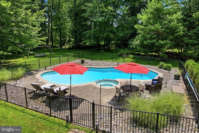 6 JOANNA DR, Malvern, PA 19355