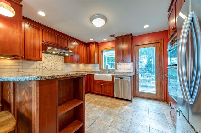 5 Harborview Lane, Huntington, NY 11743
