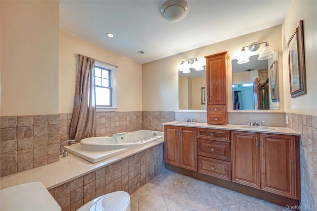 5 Harborview Lane, Huntington, NY 11743