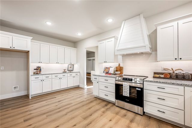 10101 Raindrop Lane, Gravette, AR 72736