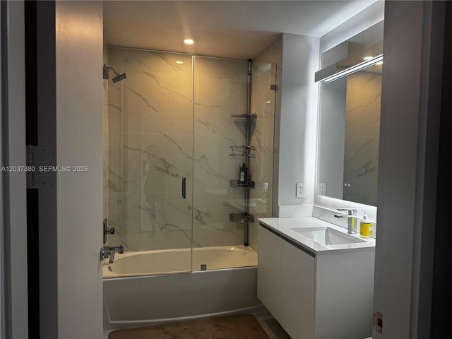 711 NE 23 2206, Miami, FL 33137