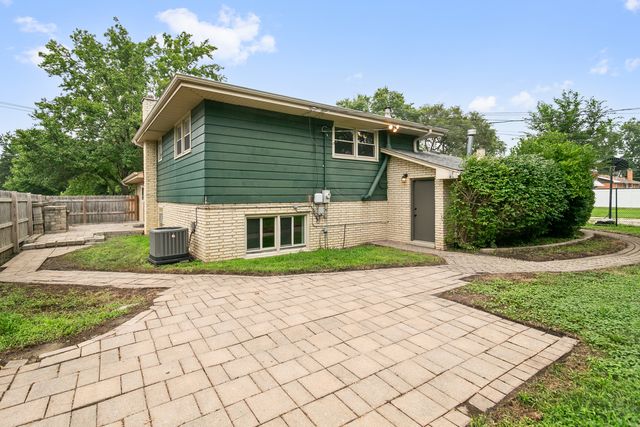 6833 W 127TH Street, Palos Heights, IL 60463