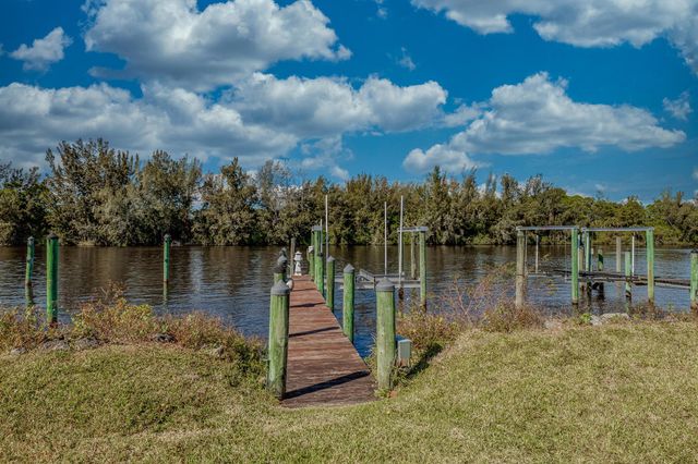 3285 SW Porpoise Circle, Stuart, FL 34997