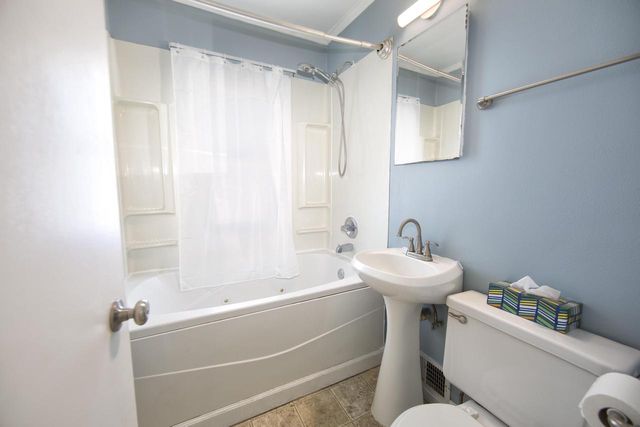 2405 S 92nd STREET, West Allis, WI 53227