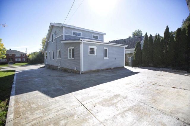 2405 S 92nd STREET, West Allis, WI 53227