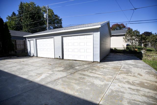 2405 S 92nd STREET, West Allis, WI 53227