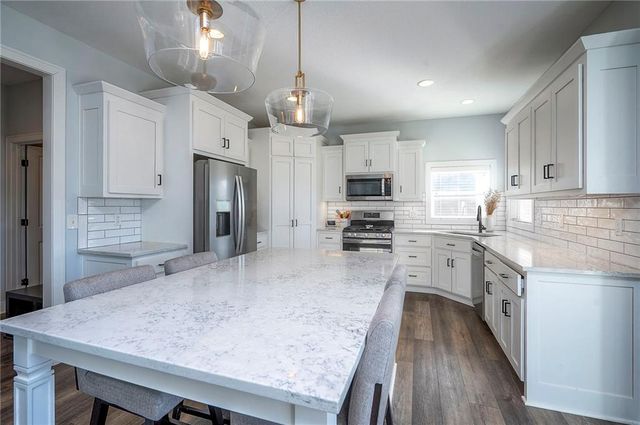 19009 W 168th Terrace, Olathe, KS 66062