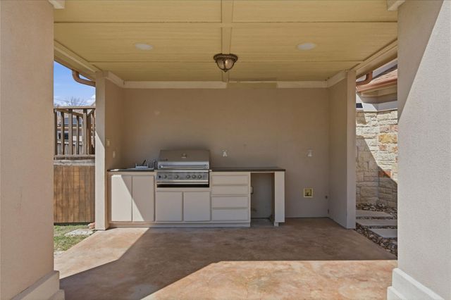 1135 Redleaf DR, Nolanville, TX 76559