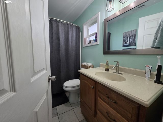 830 W KENWOOD St, Roseburg, OR 97471