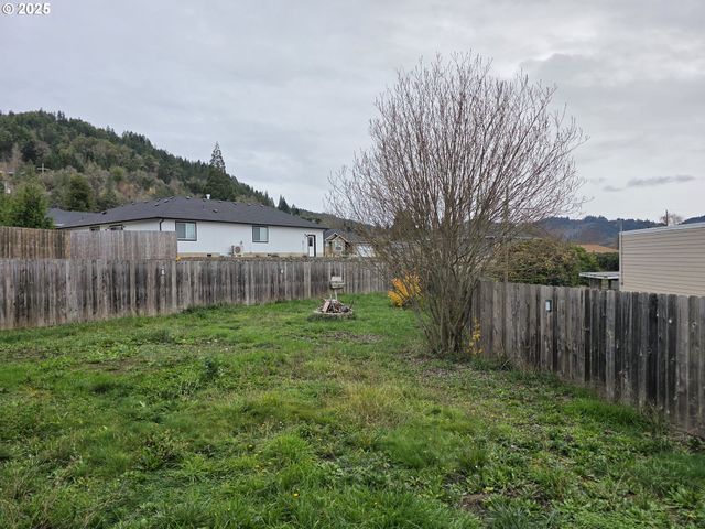 830 W KENWOOD St, Roseburg, OR 97471