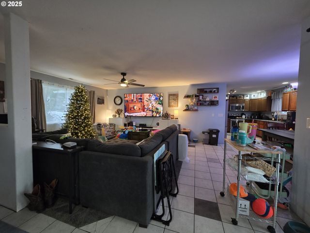 830 W KENWOOD St, Roseburg, OR 97471