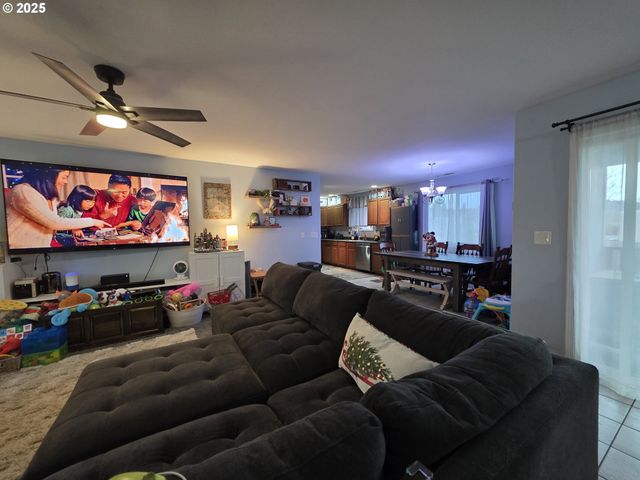 830 W KENWOOD St, Roseburg, OR 97471