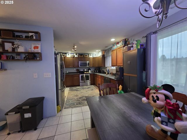 830 W KENWOOD St, Roseburg, OR 97471