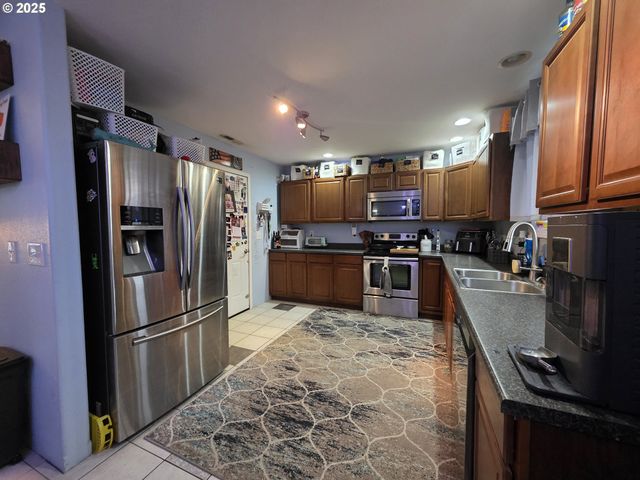 830 W KENWOOD St, Roseburg, OR 97471