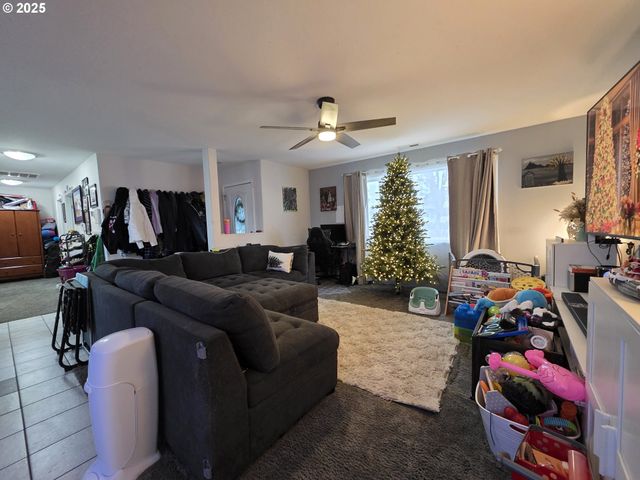 830 W KENWOOD St, Roseburg, OR 97471