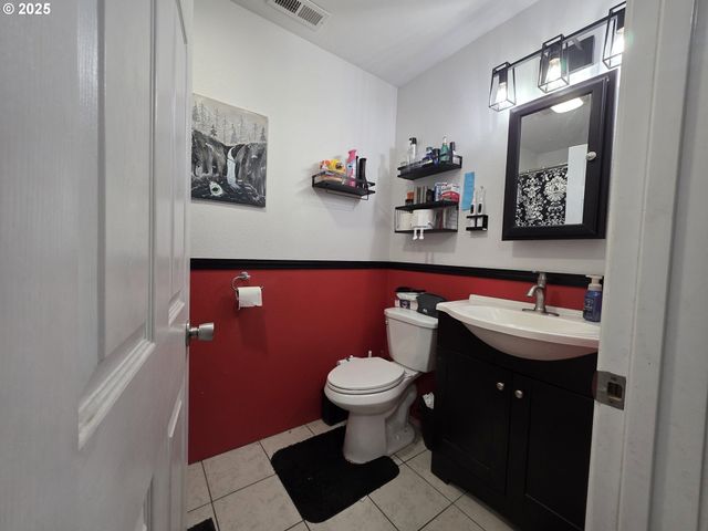 830 W KENWOOD St, Roseburg, OR 97471