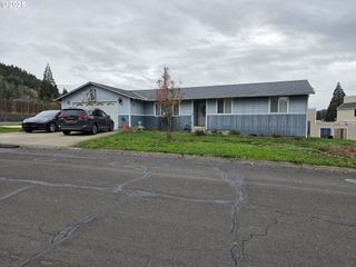830 W KENWOOD St, Roseburg, OR 97471
