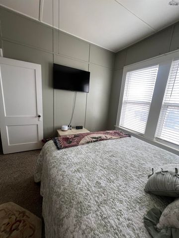 706 N JACKSON AVENUE, Iowa Park, TX 76367