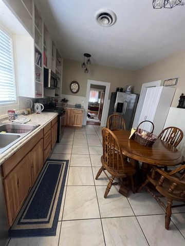 706 N JACKSON AVENUE, Iowa Park, TX 76367