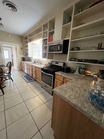 706 N JACKSON AVENUE, Iowa Park, TX 76367