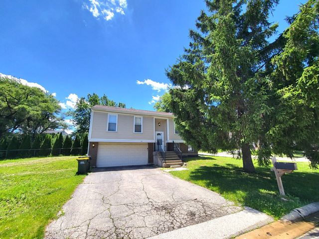 682 N OSWEGO Drive, Carol Stream, IL 60188