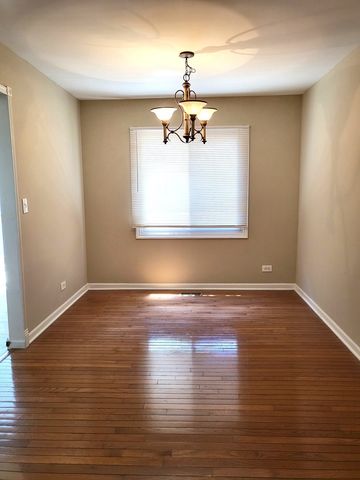 682 N OSWEGO Drive, Carol Stream, IL 60188