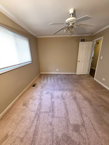 682 N OSWEGO Drive, Carol Stream, IL 60188