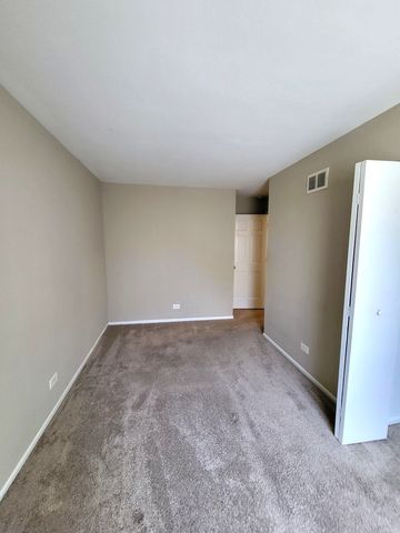 682 N OSWEGO Drive, Carol Stream, IL 60188