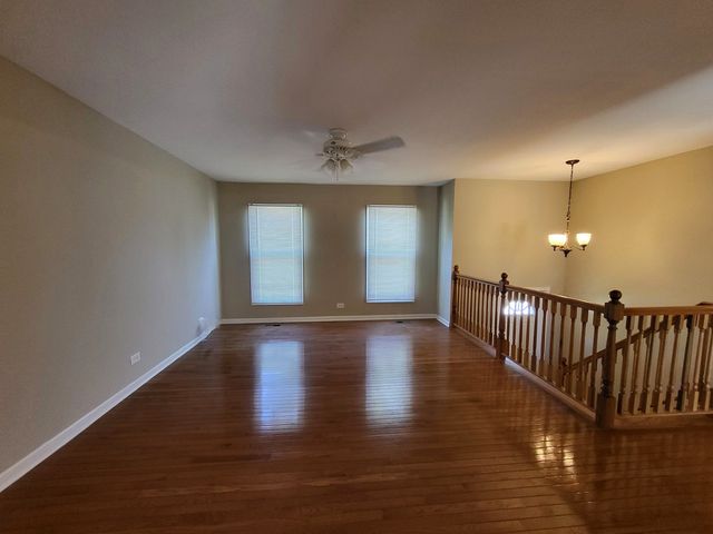 682 N OSWEGO Drive, Carol Stream, IL 60188