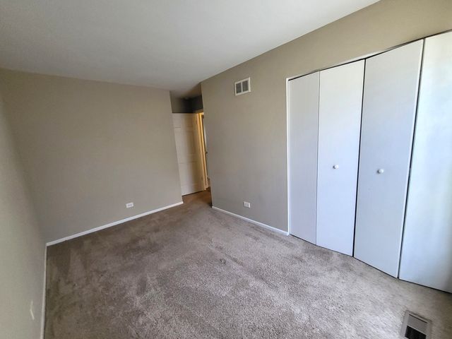 682 N OSWEGO Drive, Carol Stream, IL 60188