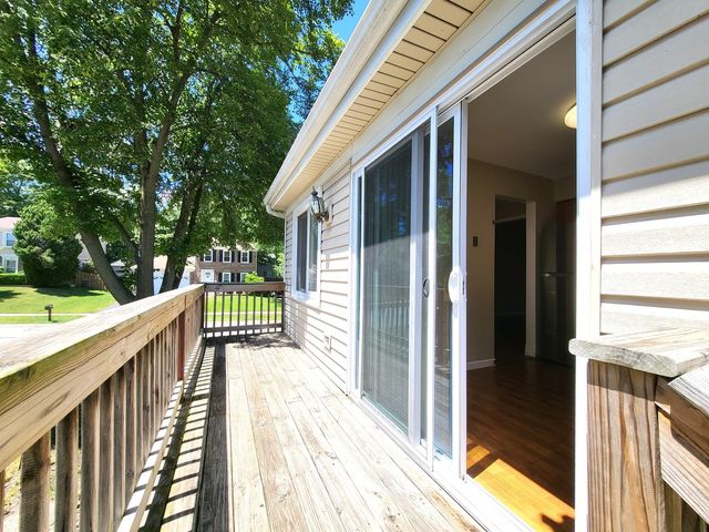 682 N OSWEGO Drive, Carol Stream, IL 60188