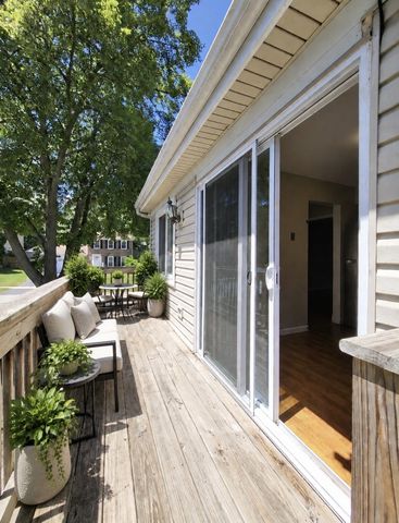 682 N OSWEGO Drive, Carol Stream, IL 60188