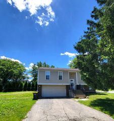 682 N OSWEGO Drive, Carol Stream, IL 60188