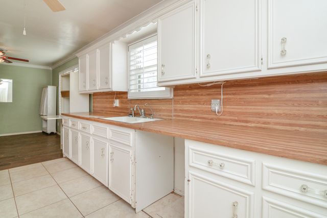 205 W 4th Street, Sundown, TX 79372