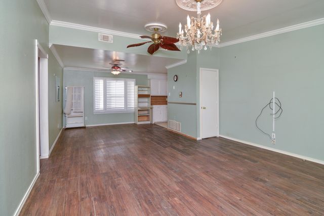 205 W 4th Street, Sundown, TX 79372