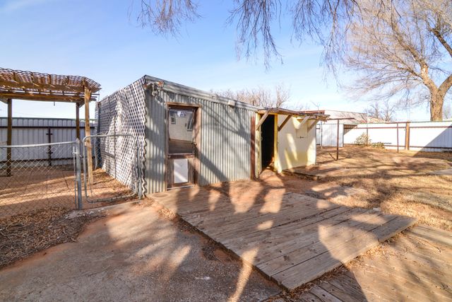 205 W 4th Street, Sundown, TX 79372