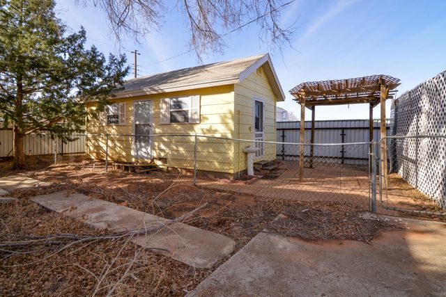 205 W 4th Street, Sundown, TX 79372
