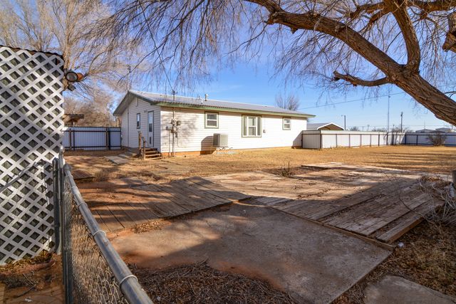 205 W 4th Street, Sundown, TX 79372