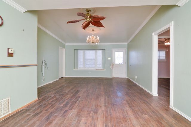 205 W 4th Street, Sundown, TX 79372