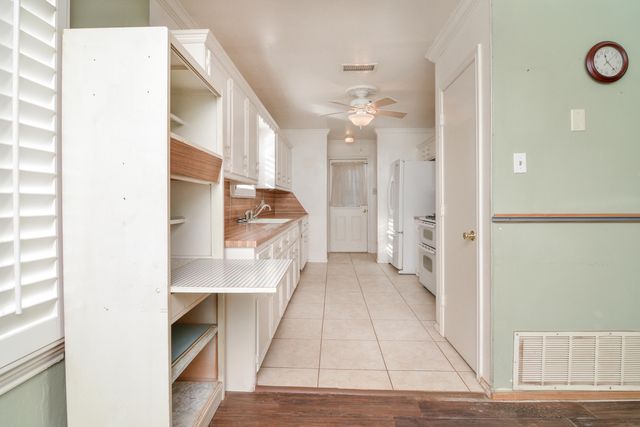 205 W 4th Street, Sundown, TX 79372