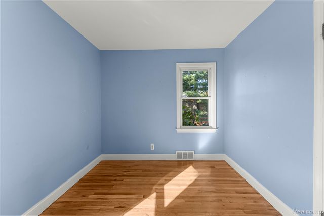 6821 N Lafayette Street, Dearborn Heights, MI 48127