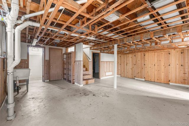 6821 N Lafayette Street, Dearborn Heights, MI 48127